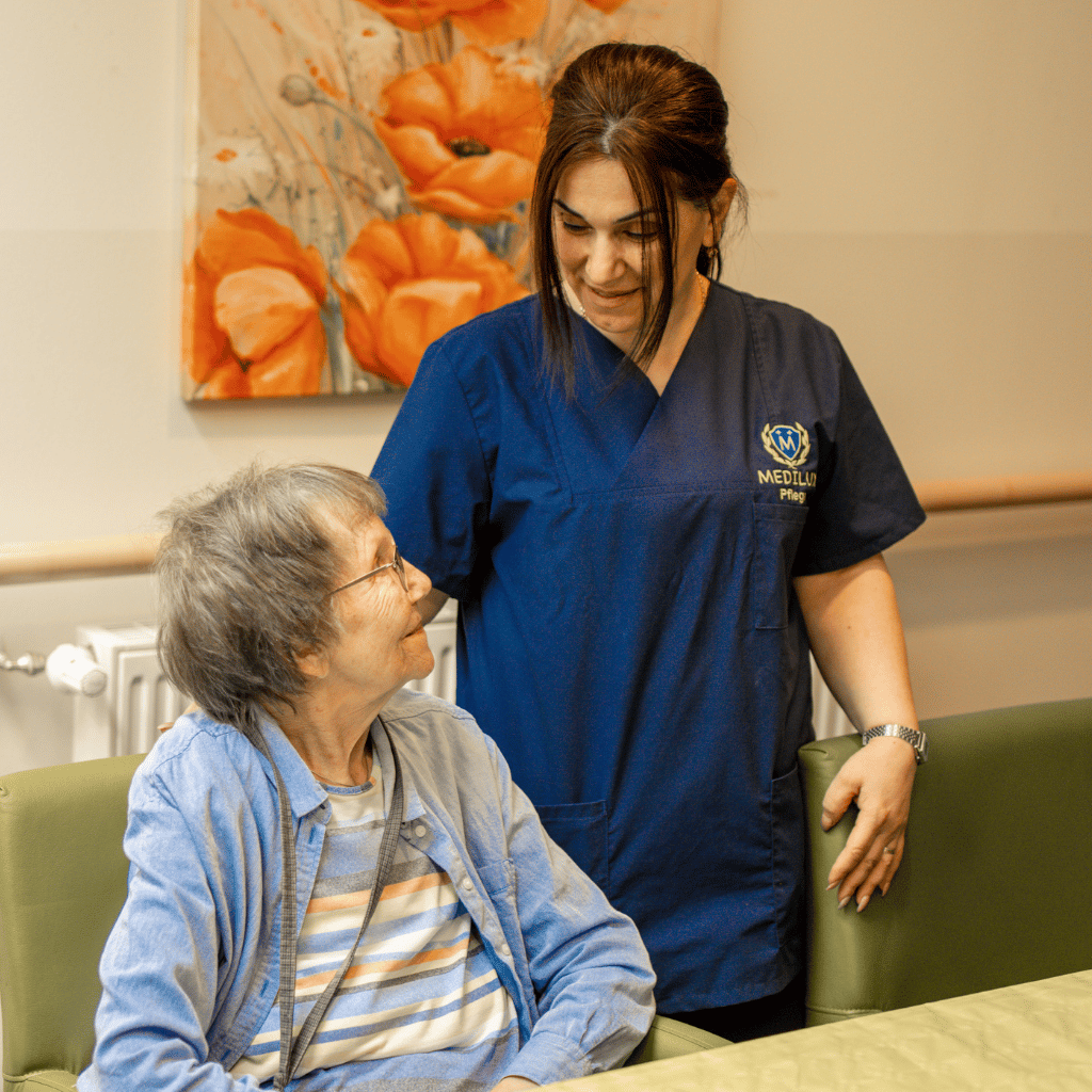 Bild einer lachenden Bewohnerin mit einer Pflegerin in der Einstein WG - MEDILUX Pflege Magdeburg