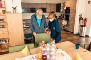 Blog 1 Bild von Pflegerin die beim Essen hilft